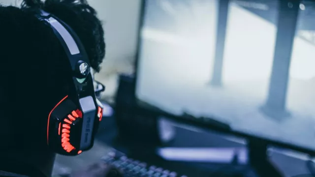Detail na hráče video her s nasazenými sluchátky